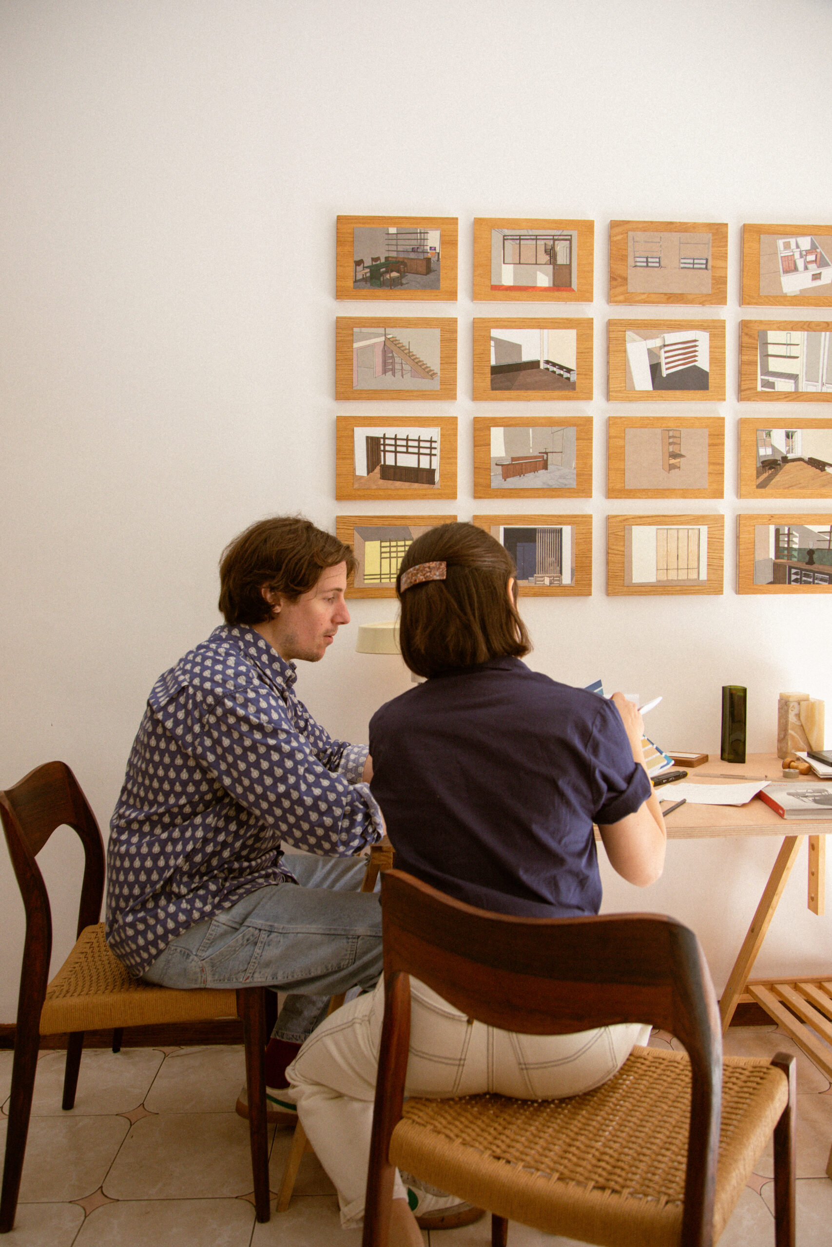 Photo de deux artisans dans leur espace de travail.