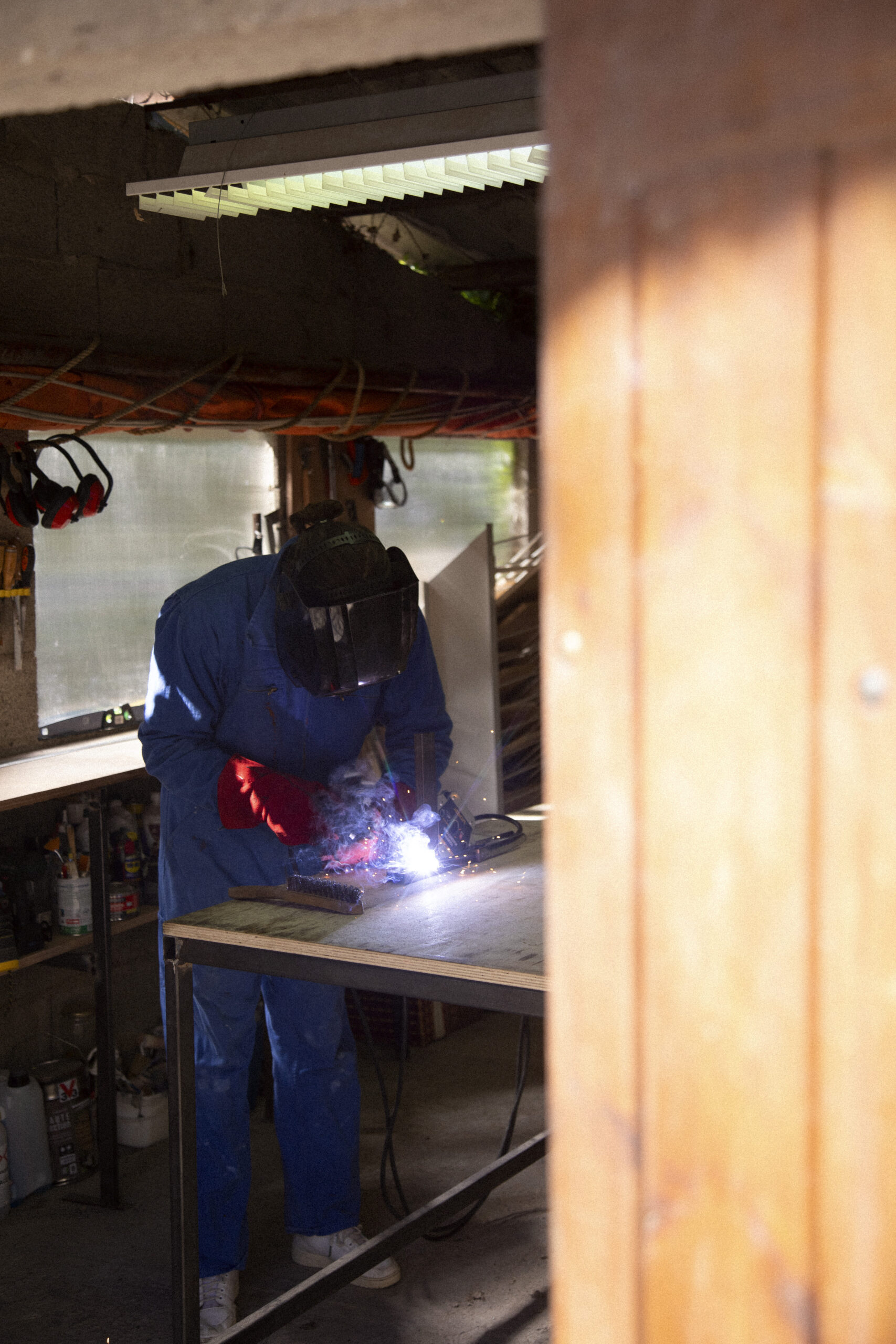 Photo d'un artisan dans son atelier.