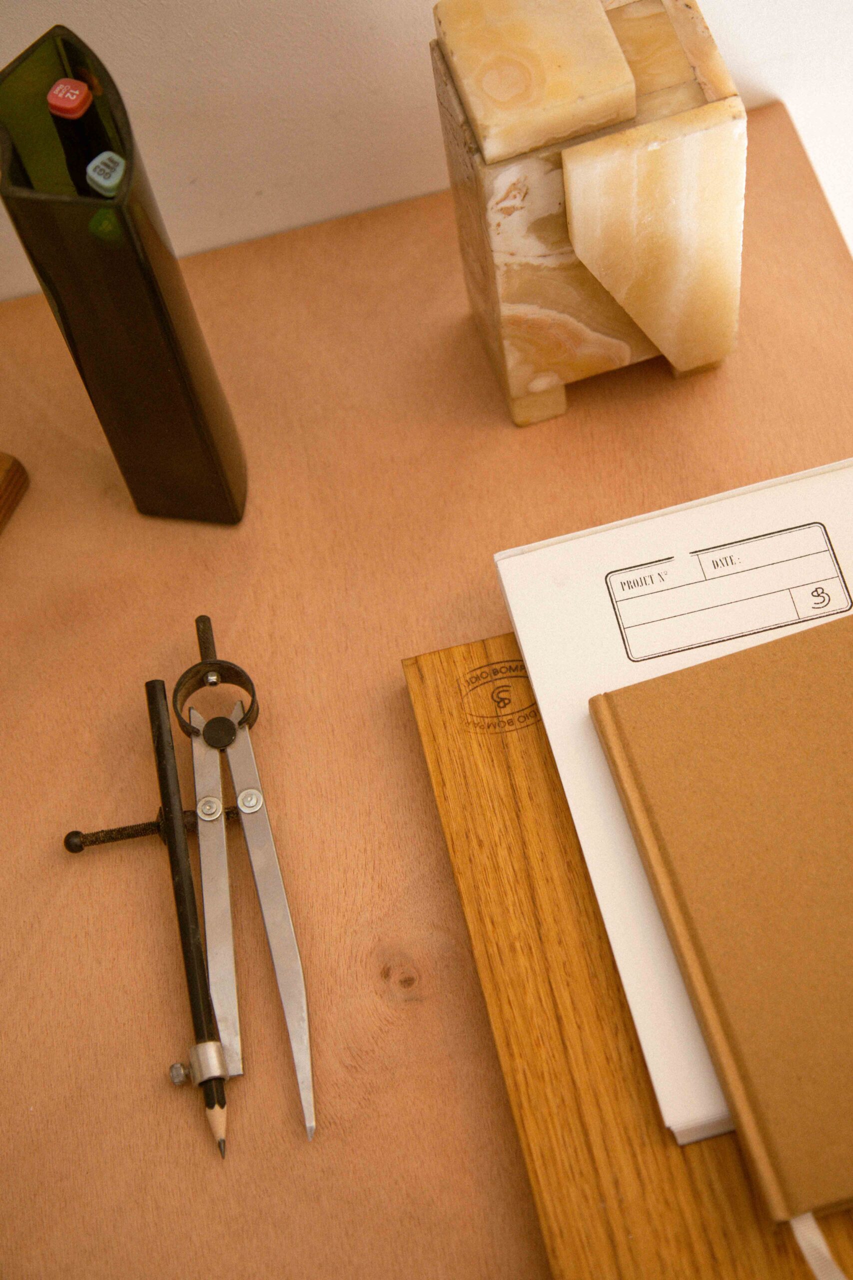 Photo d'un compas et de papeteries.